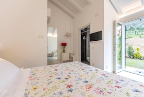 Minibar, in-room safe, desk, laptop workspace - Aria Design B&B Levanto (Levanto)