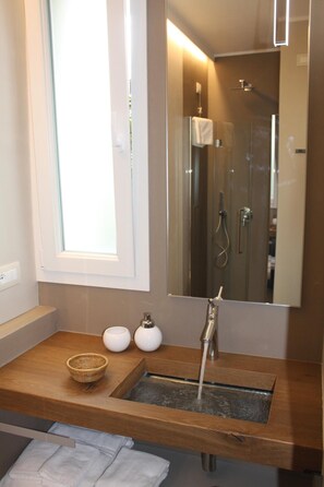 Shower, rainfall showerhead, free toiletries, hair dryer - Aria Design B&B Levanto (Levanto)