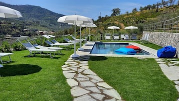 Piscina stagionale all'aperto, ombrelloni da piscina, lettini