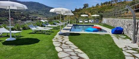 Een seizoensgebonden buitenzwembad en parasols bij het zwembad