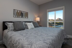 2 bedrooms, iron/ironing board, WiFi, bed sheets -  View with the....wow factor...top floor penthouse. (Henderson)