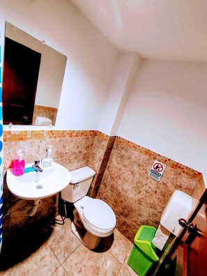 Shared Dormitory, 4 Beds, Mix Dorm | Salle de bain