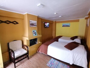 Kamar Triple Basic | Wi-Fi gratis dan seprai linen