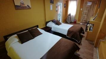 Habitación triple básica | Wifi gratis y ropa de cama