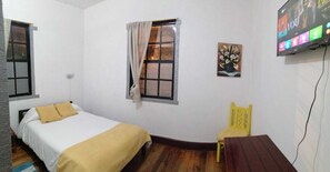 Basic Double Room, 1 Double Bed | Free WiFi, bed sheets - Galapagos Natural Life Hostel (Quito)