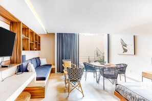 TV - Incredibly located studio w/ WiFi, partial AC & shared rooftop, pool, BBQ area (Playa del Carmen)