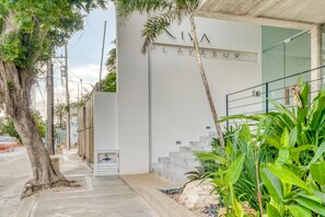 Exterior detail - Incredibly located studio w/ WiFi, partial AC & shared rooftop, pool, BBQ area (Playa del Carmen)