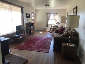 Smart TV, DVD player, video library, stereo - Hillside Cottage: Restful, quiet setting
Coconino County Permit # STR-25-0566 (Flagstaff)