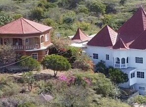 Exterior - Garden house Pedro Hills with a veranda/deck, walk to the Beach Leave The Cold! (Treasure Beach)