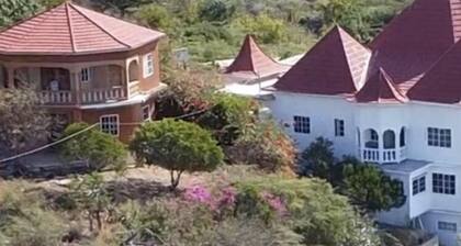 Esta es una casa de jardín con una terraza y a poca distancia de la playa.