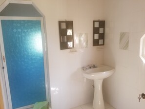 Bathroom - Garden house Pedro Hills with a veranda/deck, walk to the Beach Leave The Cold! (Treasure Beach)