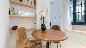 Superior-Apartment, Stadtblick | Wohnbereich | 32-Zoll-Fernseher mit Digitalempfang