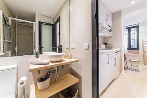 Superior Apartment, City View | Bathroom | Shower, hair dryer, towels, shampoo