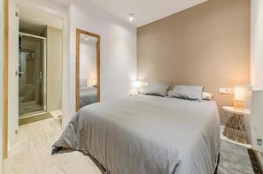 Leilighet | 1 soverom, dundyner, skrivebord og skrivebord for bærbar PC