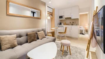 Apartment | Wohnbereich | Fernseher