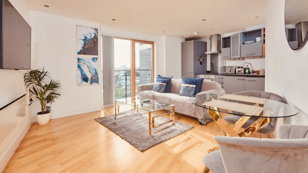 A modern apartment with a living room, kitchen, and dining area. - Modern Leeds City Apartment (Leeds)