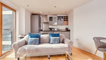 Deluxe Apartment, Private Bathroom | Lounge