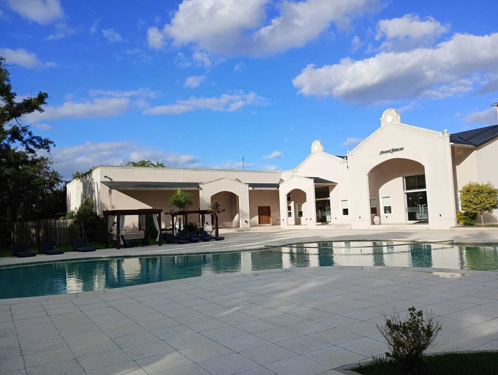 Una piscina techada, una piscina al aire libre