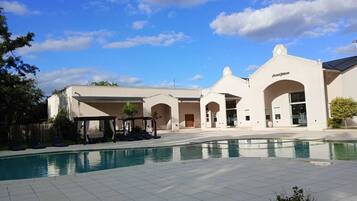 Una piscina techada, una piscina al aire libre