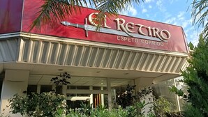 Un bâtiment à la façade rouge, sur lequel on peut lire l’inscription « El Retro ESPETO CORRIDO ».