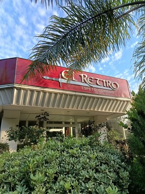 Lunch and dinner served, Argentinean cuisine - Howard Johnson by Wyndham La Plata (Lisandro Olmos)