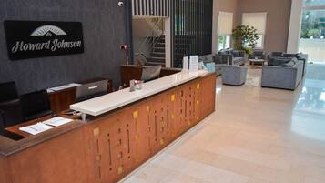 Se sirven almuerzos, cenas y cocina argentina