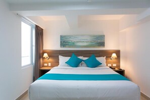 Minibar, coffres-forts dans les chambres, bureau