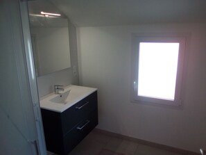 Een haardroger, toiletpapier