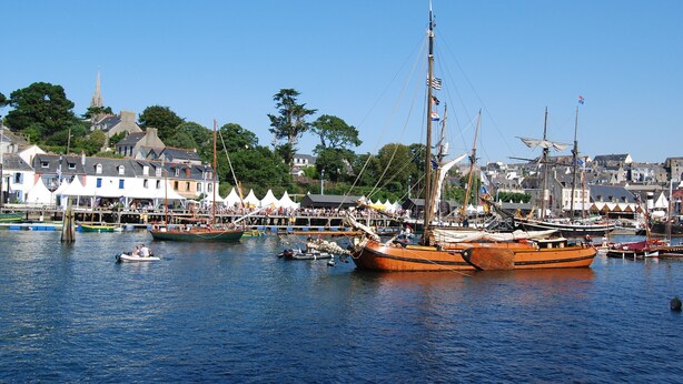 A harbor with boats, a church spire, and buildings along the waterfront. - House in the countryside 10 minutes from beautiful sandy beaches, ideal for visits (cast)