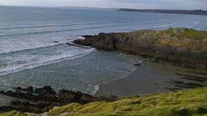 A coastal landscape with rocky cliffs and a beach. - House in the countryside 10 minutes from beautiful sandy beaches, ideal for visits (cast)