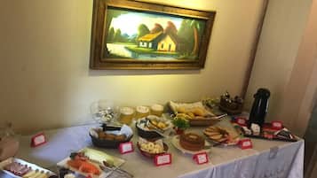 Café da manhã com buffet grátis todos os dias