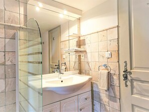 Een douche, een haardroger, handdoeken, zeep