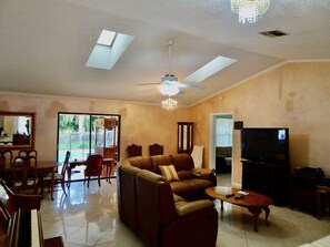 Televisión, reproductor de DVD, libros y estéreo 