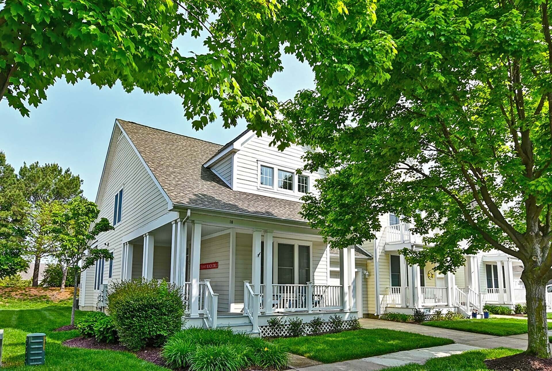 Beautiful and Comfortable Town Home in Bear Trap Community, steps from the Amenities! WIFI, Pool, Fitness Center, Tennis, Shuttle!