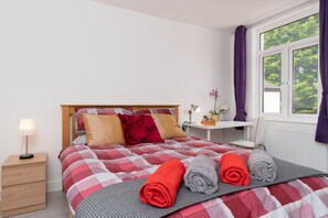 5 bedrooms, desk, iron/ironing board, travel cot - London Modern and Bright (London)