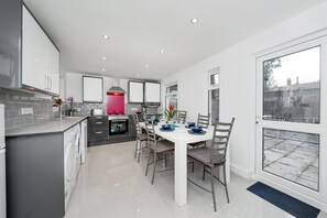 Fridge, microwave, oven, stovetop - London Modern and Bright (London)