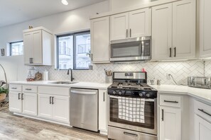 ثلاجة، ميكروويف، فرن، موقد طهي مسطح