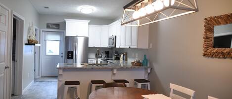 Frigorífic, microones, forn i placa de cuina