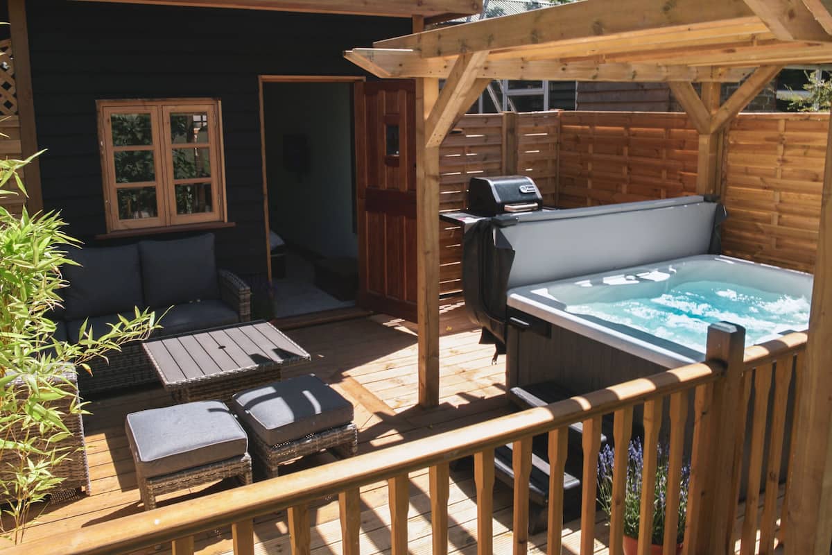 Cottage, 2 kamar tidur, hot tub, pemandangan halaman (The Dairy) | Bathtub spa pribadi