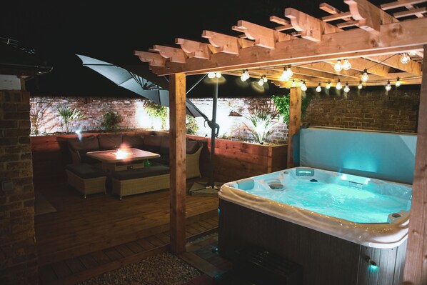 Apartment, 2 Bedrooms, Hot Tub (Wensleydale Suite) | Private spa tub - Cheesemans farm house stables (Ramsgate)