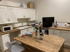 Apartament executiu | Cuina privada | Frigorífic, microones, forn i bullidora elèctrica 