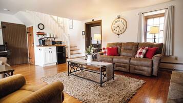 智能電視、壁爐、書籍