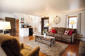 Smart TV, chimenea, libros