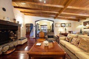 Smart TV, chimenea, videojuegos, reproductor de DVD