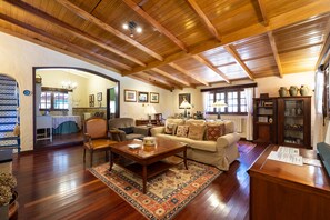 Smart TV, fireplace, video games, DVD player