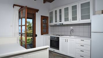 House, 1 Bedroom | Private kitchen | Full-size fridge, microwave, oven, stovetop
