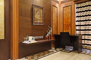 Interior - Colonial Room|Park Street is 1 Km away|WIFI|TV|AC (KOLKATA)