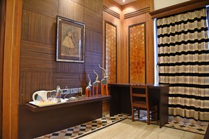 Interior - Colonial Room|Park Street is 1 Km away|WIFI|TV|AC (KOLKATA)