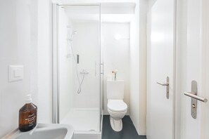 全景双 人房, 独立浴室 | 浴室 | 淋浴设施、名牌洗护用品、吹风机、拖鞋
