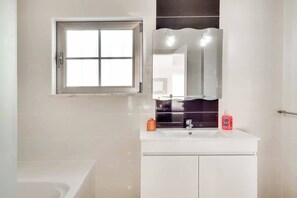 Combined shower/bathtub, towels